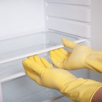 Truco infalible y poco conocido para limpiar la heladera y dejarla impecable