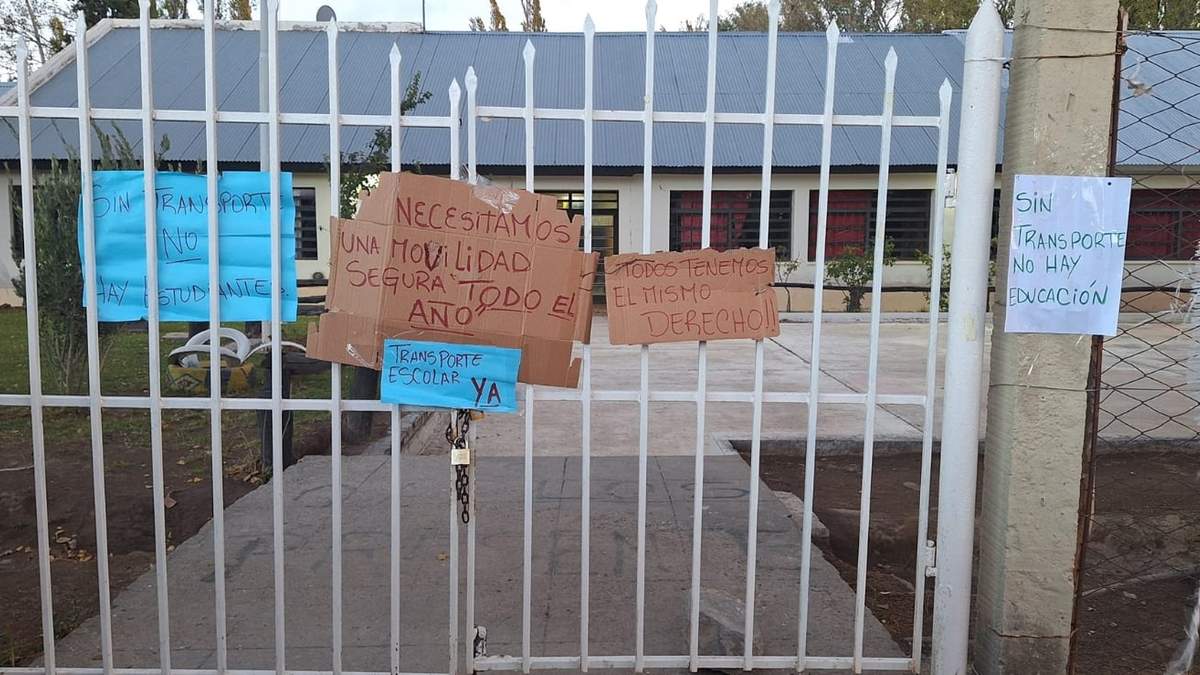 La escuela de Buta Ranquil fue tomada por padres y madres de estudiantes. Fuente: (Facebook)