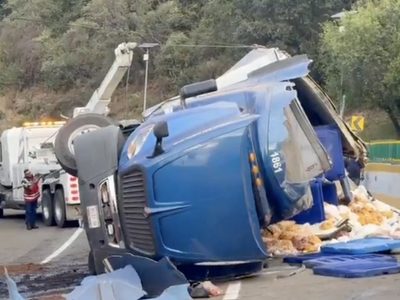 Volcadura de tráiler en la México-Cuernavaca deja filas kilométricas
