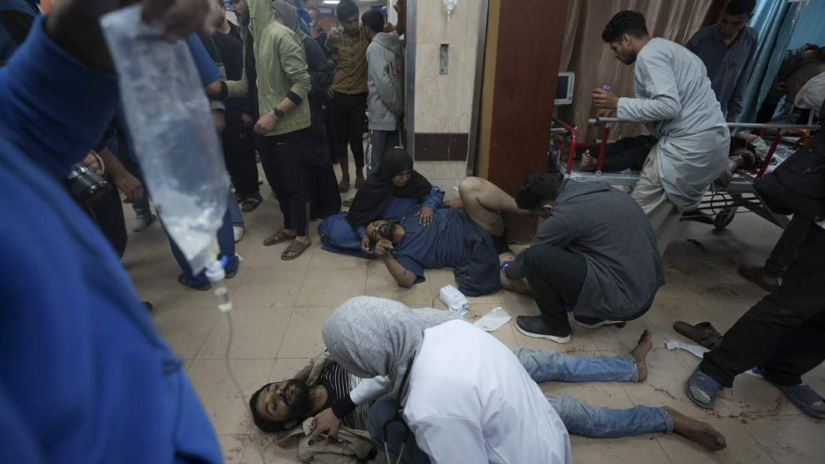 Palestinos heridos en bombardeos israelíes en la Franja de Gaza son atendidos en el hospital de Al Aqsa
