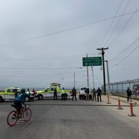 Frenan militares y antimotines a ciclistas que rechazan ampliación de puerto en Ensenada