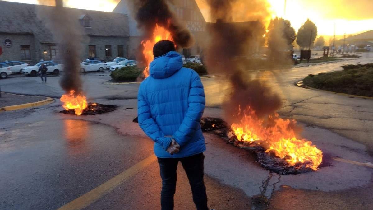 Chóferes de taxis y remises contra el sistema UBER. Fuente: (Bariloche 2000)