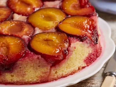 Torta invertida de ciruelas: con simples pasos, subí el nivel de una receta tradicional y sorpendé