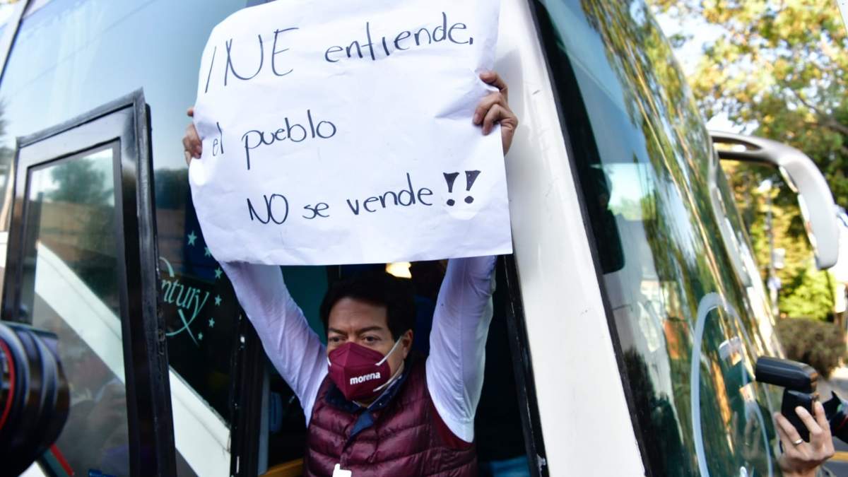 Mario Delgado protestando afuera del INE