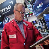 Precio del petróleo roza los 100 dólares mientras el mercado estadunidense frena su racha récord