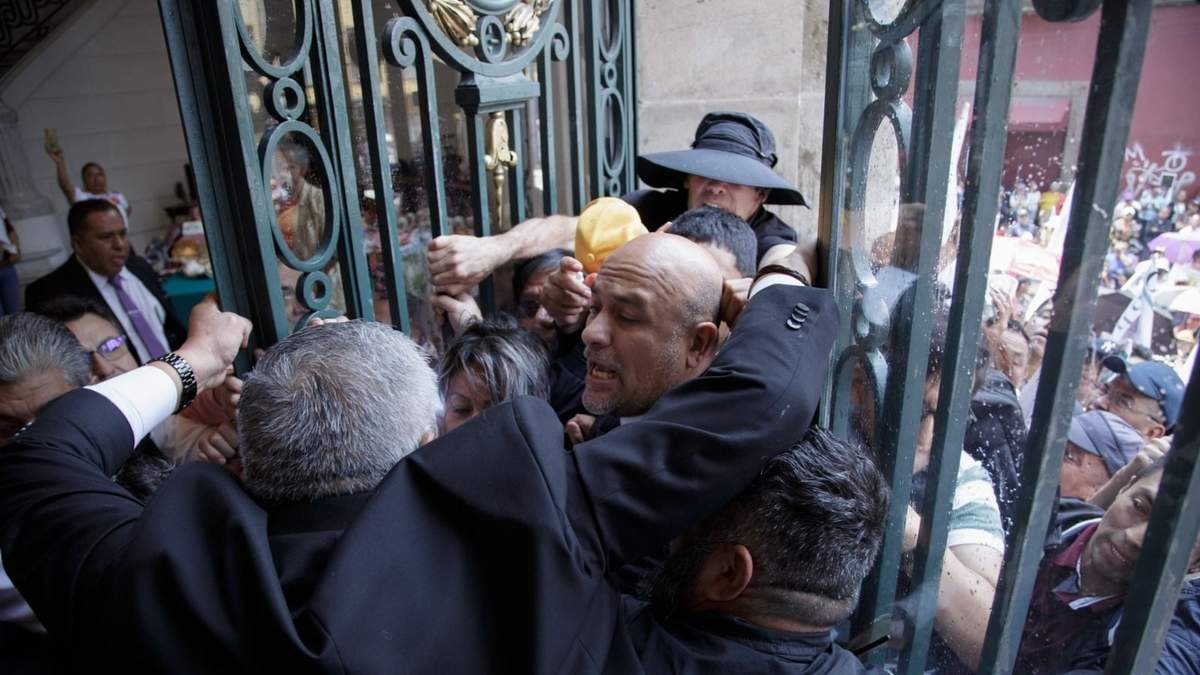 Forcejeos en la entrada del Congreso de la Ciudad de México