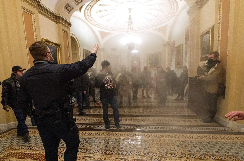 El humo llenó el acceso al Senado durante los enfrentamientos entre la policía y simpatizantes de Trump