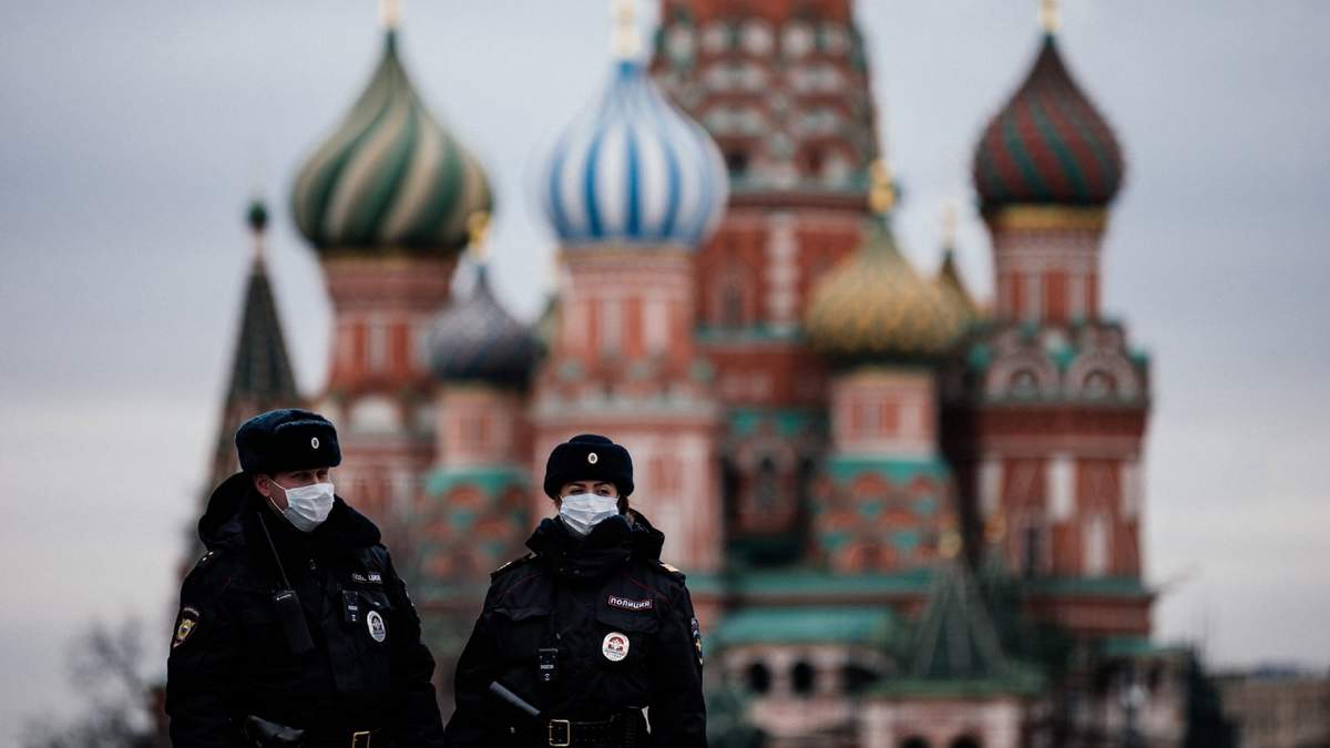 Policías patrullan las calles de Moscú, capital de Rusia. Fuente: (Twitter)
