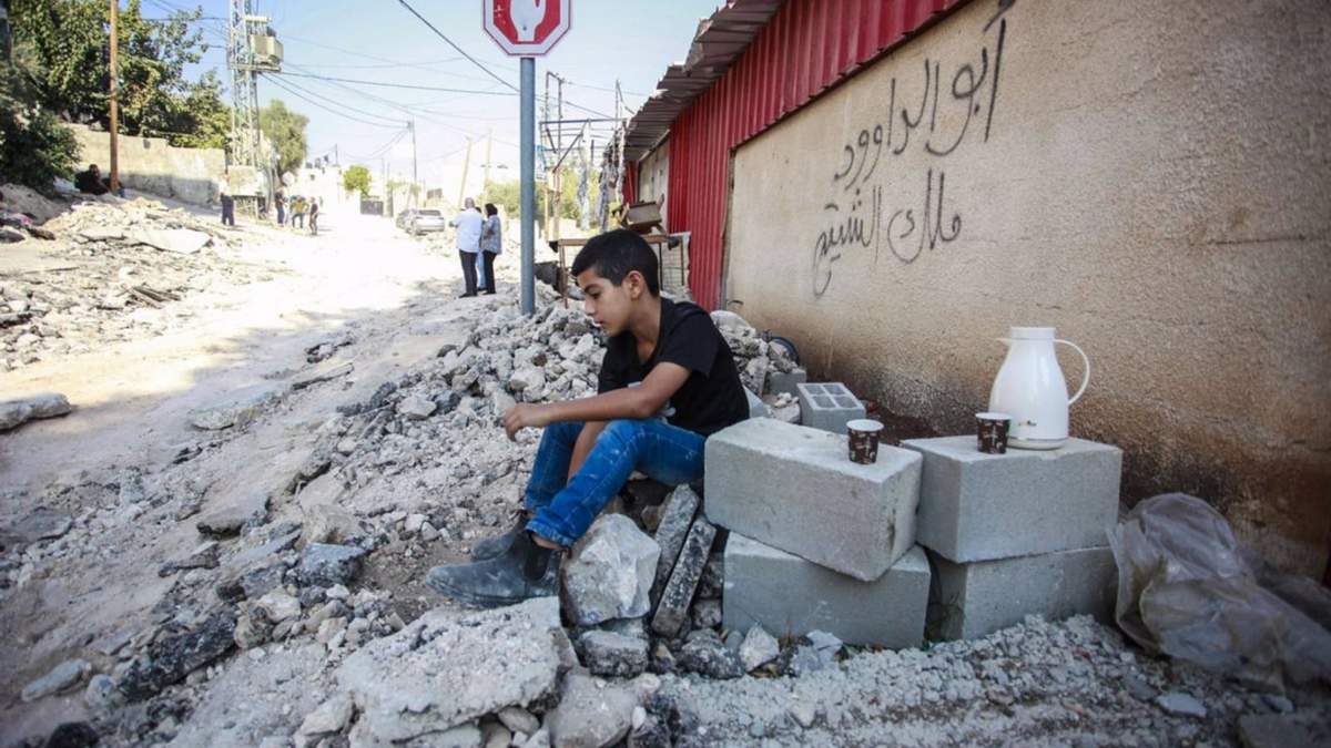 Un niño en una calle destruida tras una redada del Ejército de Israel en la ciudad de Yenín, en Cisjordania