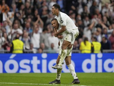 Mbappé marca dos veces y Madrid gana para estar a 4 puntos del Barça antes del "Clásico"