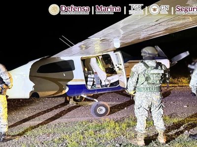 Interceptan aeronave con 427 kilos de cocaína en Tecomán, Colima