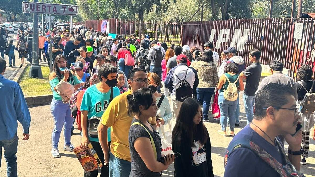 Fila para ingresar al planetario, que ya se encontraba repleto