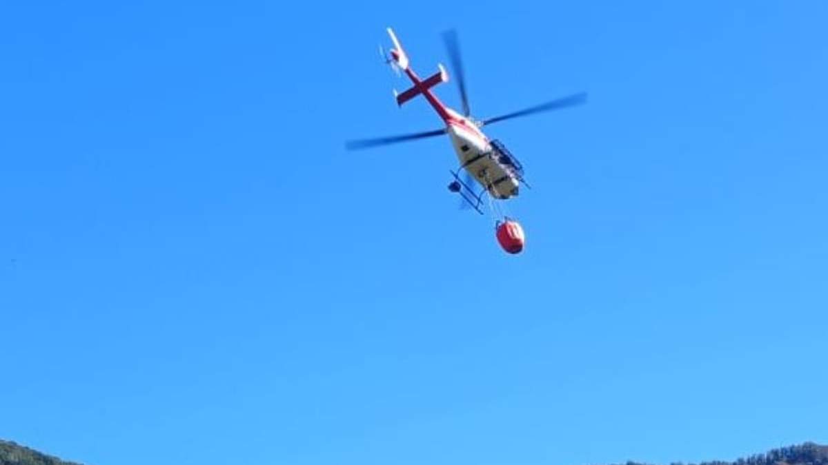 Un helicóptero, parte del apoyo aéreo para el combate contra el fuego