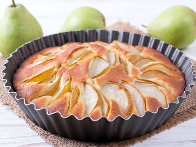 Desde su impecable cocina de revista, Claudia Fontán es furor en las redes por su receta de tarta de peras