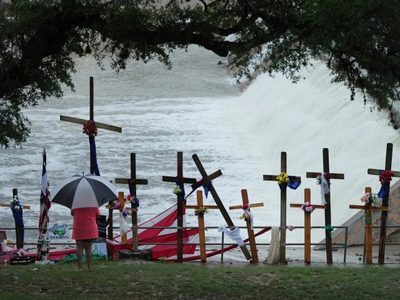 Suspenden búsqueda de víctimas de inundaciones en Texas debido a fuertes lluvias