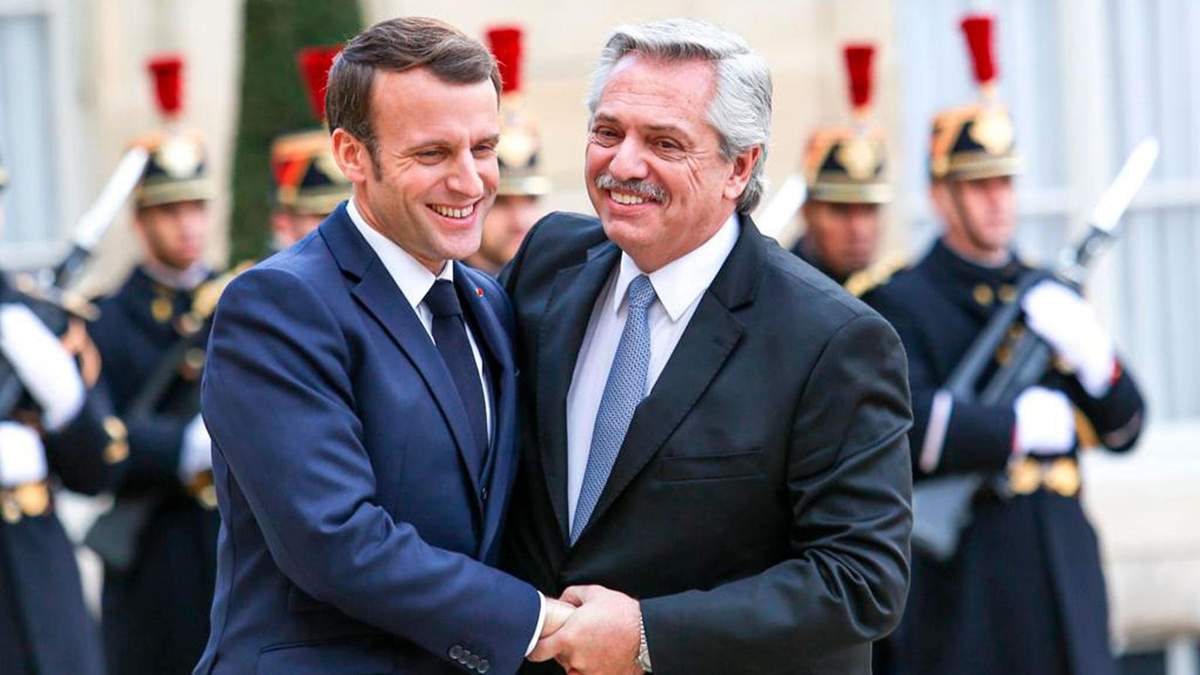 Alberto Fernández junto a Emmanuel Macron en un encuentro en febrero en París. Fuente: (Twitter)