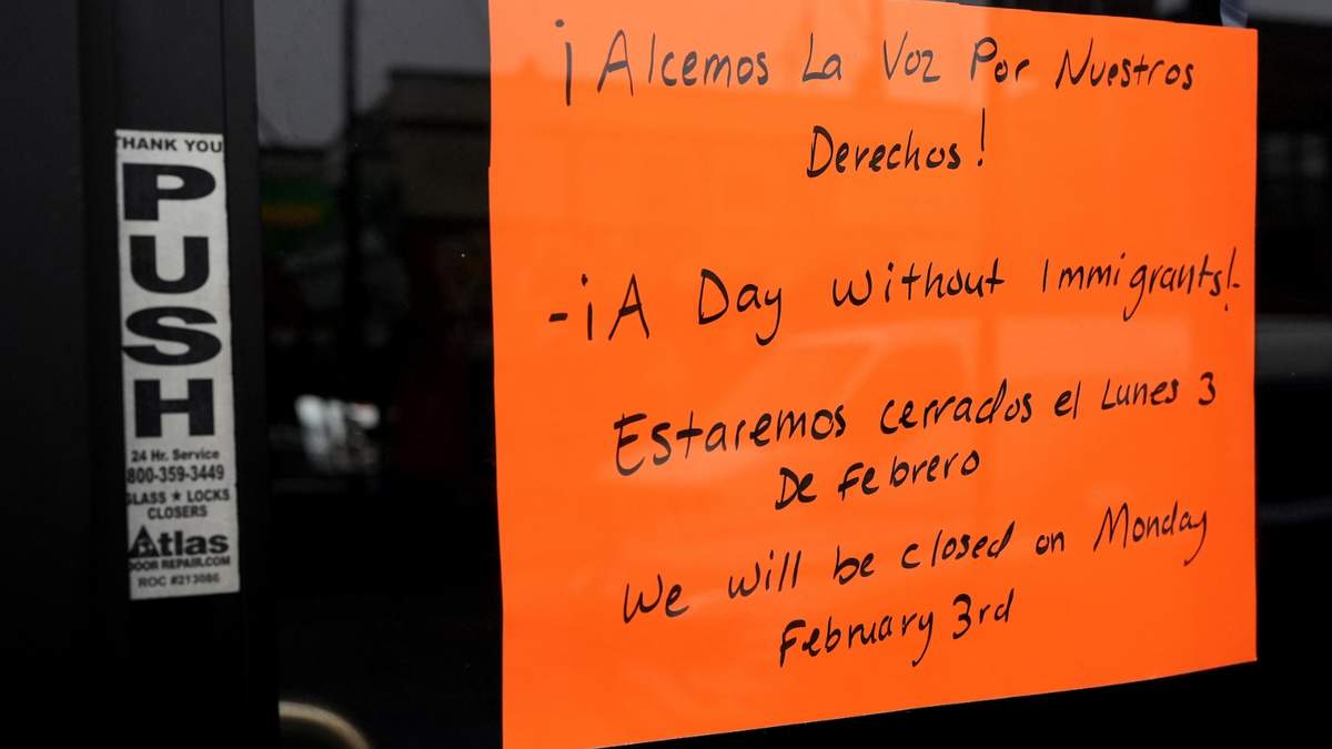 Un letrero de "cerrado" yace pegado en la puerta de un negocio en el vecindario Little Village en solidaridad con los inmigrantes