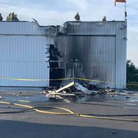 Tres muertos al chocar avión pequeño con hangar en aeropuerto del sur de California