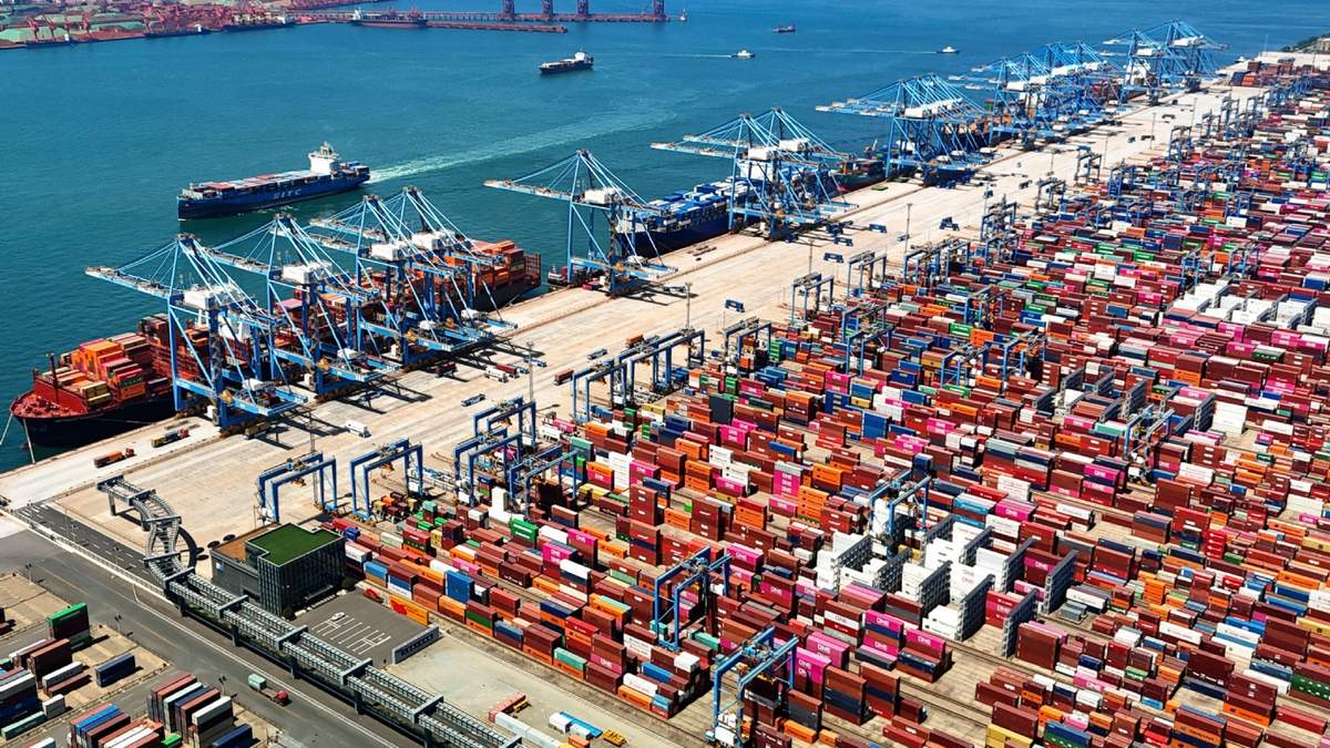Una vista aérea de un puerto de contenedores se ve en Qingdao, en el este de la provincia china de Shandong, el 6 de junio de 2024