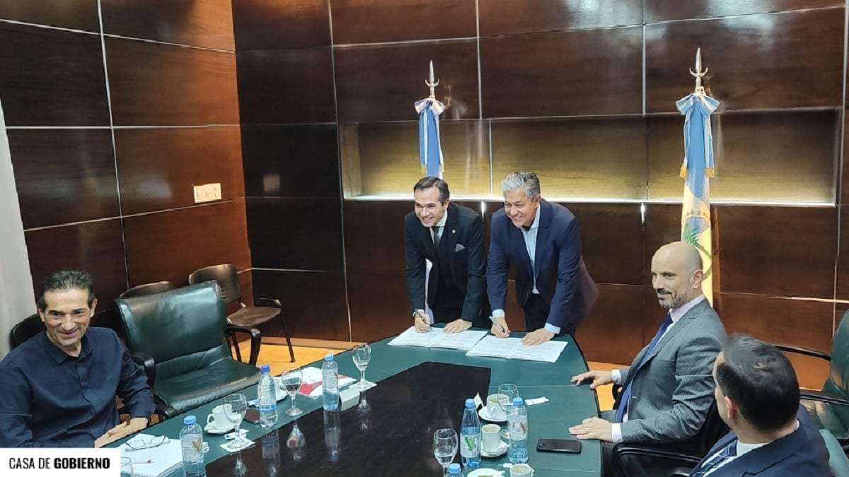 El fiscal jefe y el gobernador firmaron el convenio de Regionalización. Fuente (MPF)