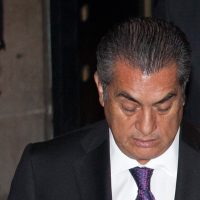 Irrumpen manifestantes en oficina de 'El Bronco” y le gritan '¡ratero, traidor!” (Video)