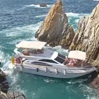 Un yate encalla y se hunde en La Quebrada de Acapulco (Videos)