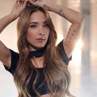 Luisa Fernanda W abrió su campera de cuero y... ¿no llevaba ropa?