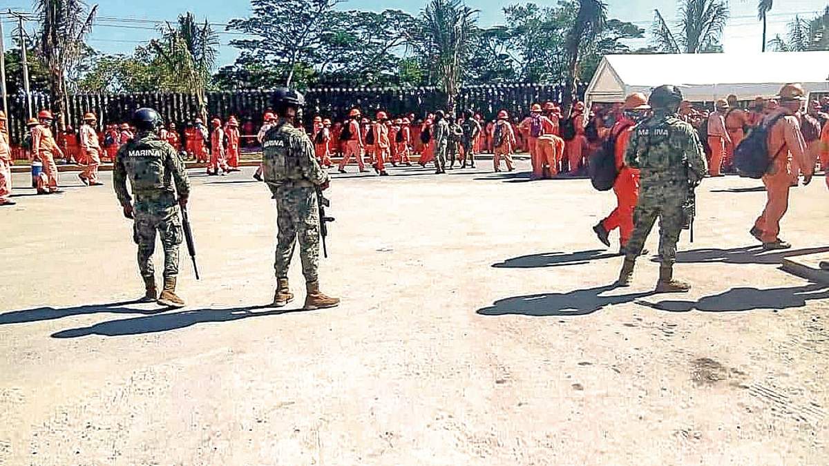 Trabajadores inconformes en la refinería de Dos Bocas