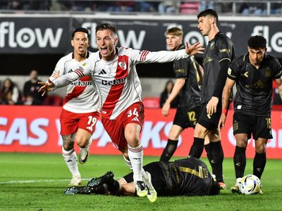 Con diez, River derrotó a Estudiantes y retomó la punta en la Zona B