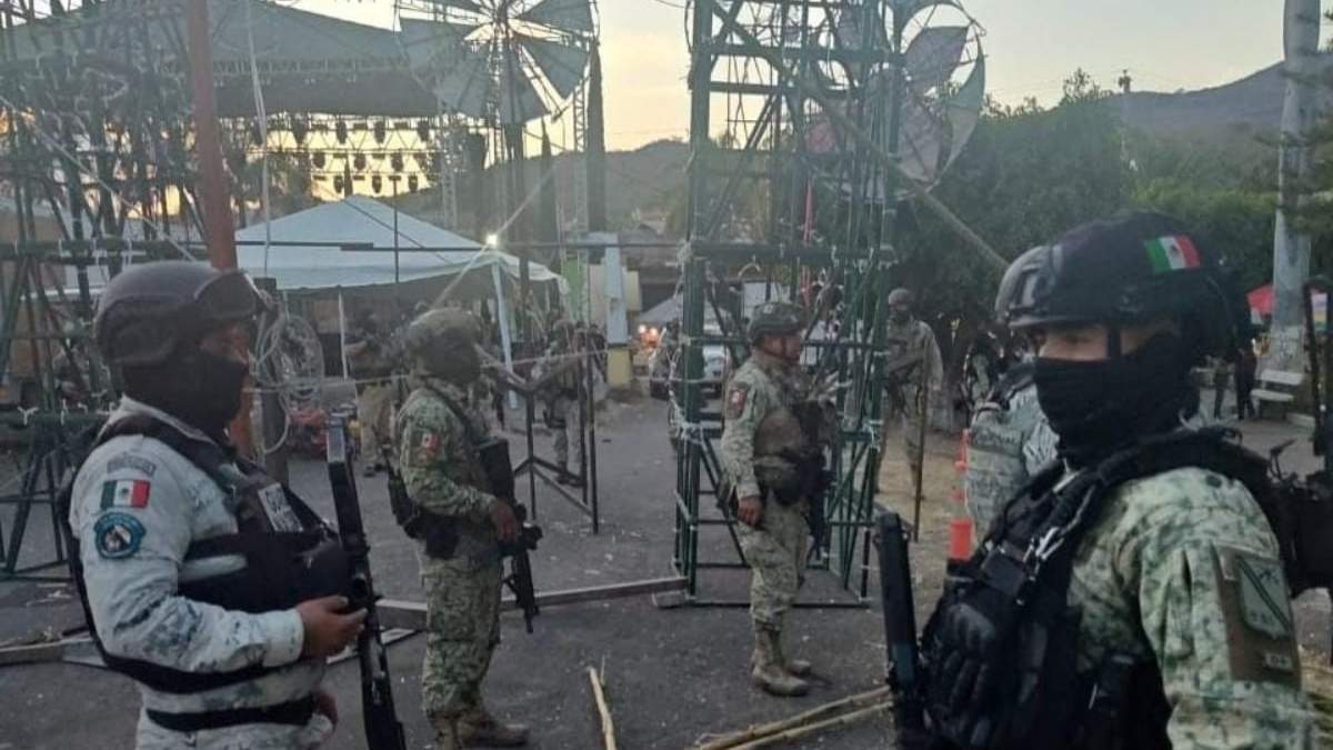 Militares en el sitio donde se construía el castillo