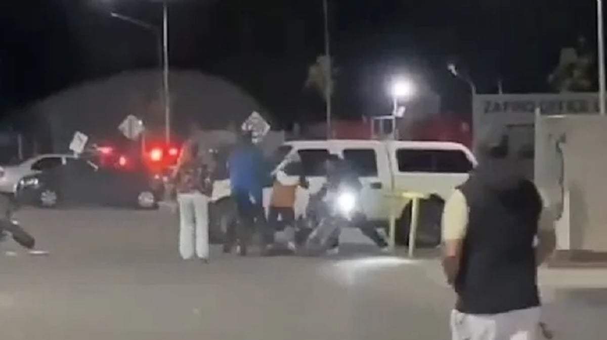 Momento de la agresión a uno de los inspectores municipales. Fuente: (X)