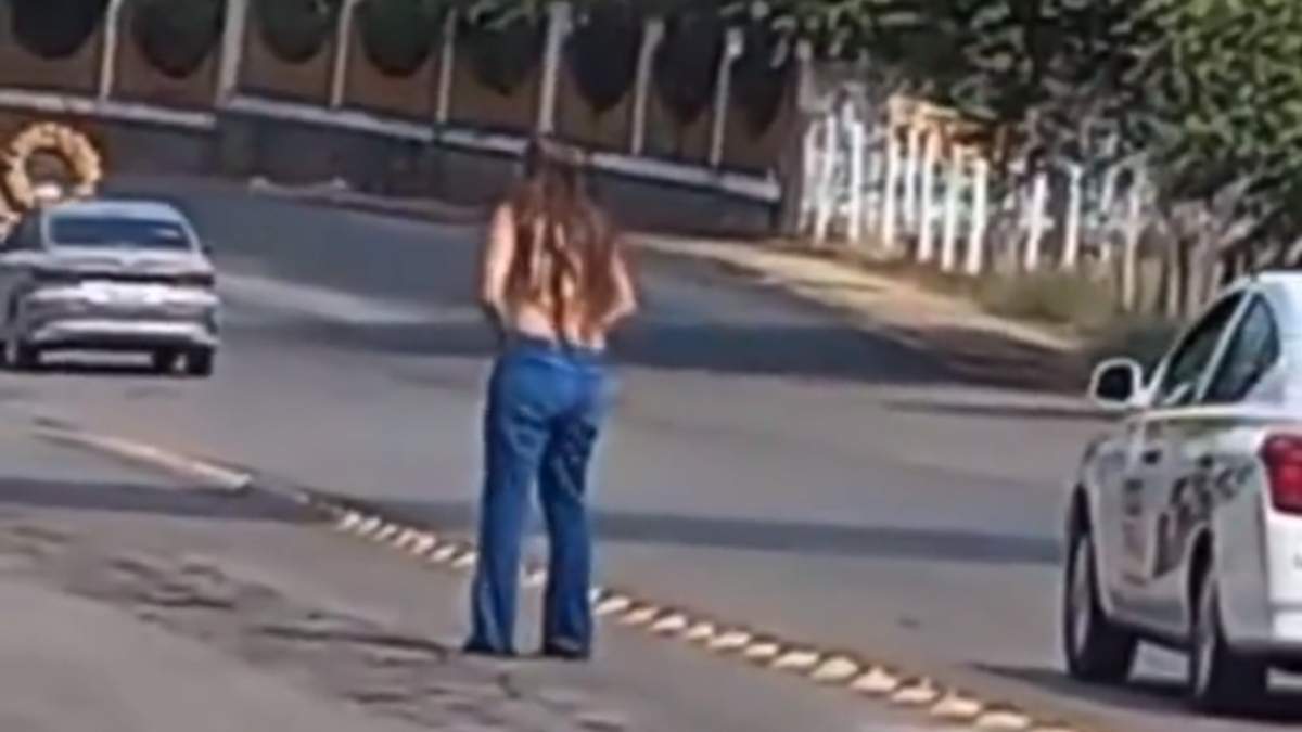La mujer caminó desnuda sobre una avenida