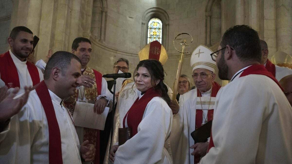 Sally Ibrahim Azar una palestina cristiana y miembro del consejo de la Federación Luterana Mundial, tras ser designada pastora de su congregación, la primera mujer en ese cargo, en la Vieja Ciudad de Jerusalén