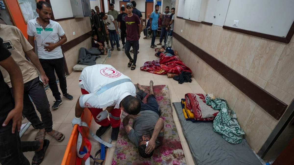 Palestinos heridos en el bombardeo israelí de la Franja de Gaza son llevados al hospital Al Aqsa en Deir al Balah