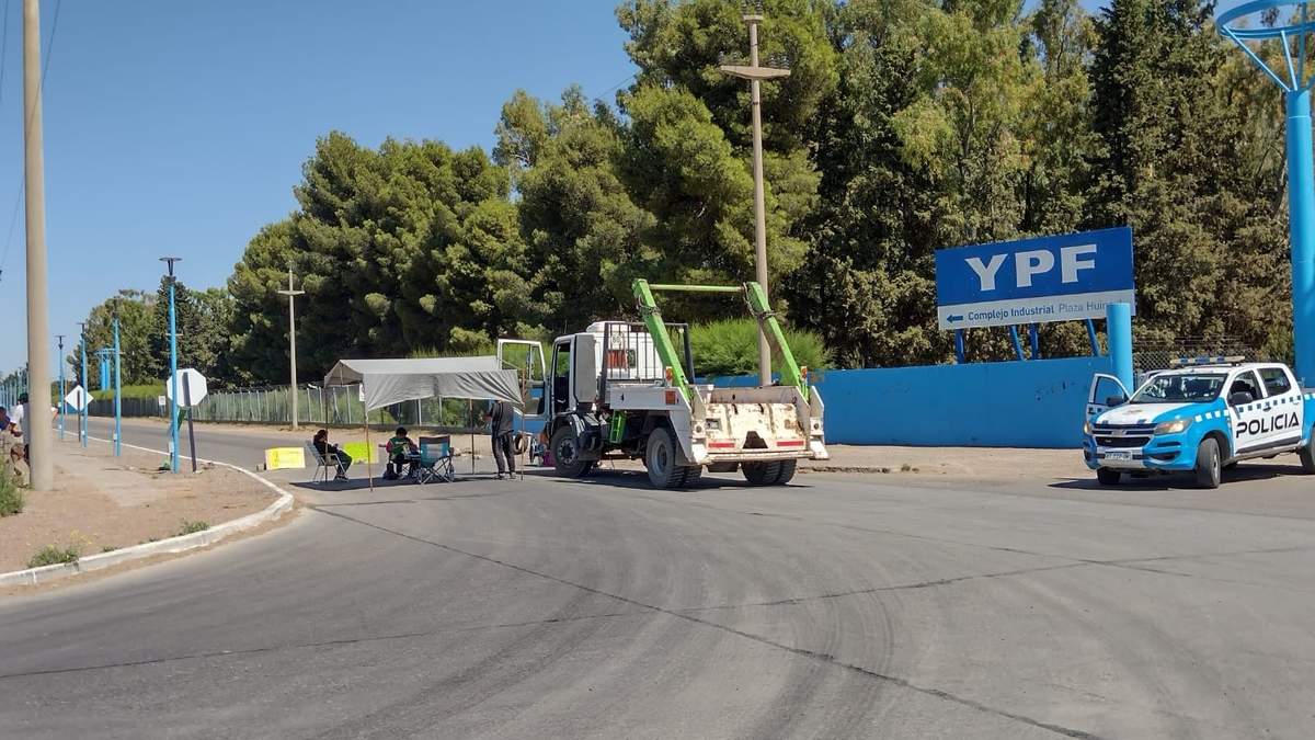 Ingreso a la YPF de Plaza Huincul. Fuente: (Twitter)