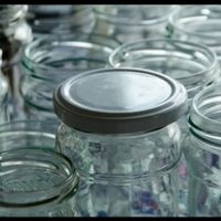 El frasco que ibas a tirar puede ser un tesoro: idea fácil de reciclaje para decorar tu living con estilo