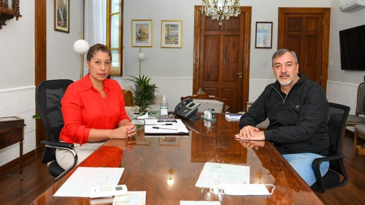 El secretario adjunto de la ATE a nivel nacional, Rodolfo Aguiar, con la gobernadora Arabela Carreras. Fuente: (Twitter)
