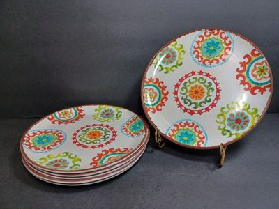 Con solo platos plásticos, creá el marco de espejo más fabuloso para ponerle onda a tu hogar