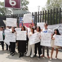 Estudiantes protestan en Ciudad Deportiva ante cambio de sede para discutir reforma a Poder Judicial