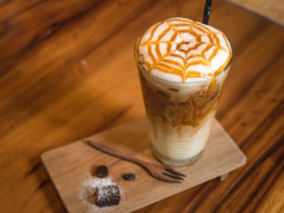El favorito de Doyoung de NCT: prepará el caramel macchiato y sorprende a todos en la merienda