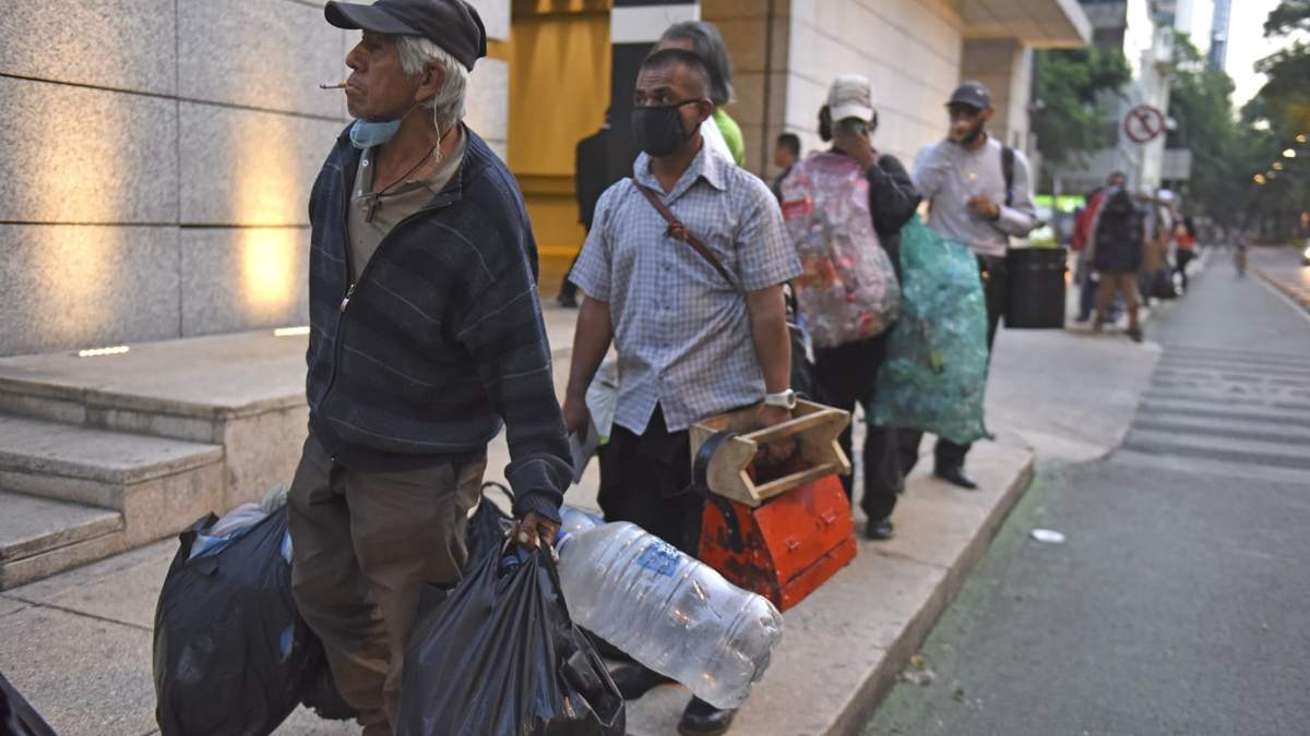 Adultos mayores en busca de albergue