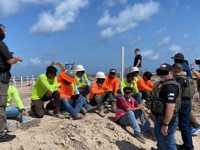Capturan a 58 migrantes en redadas en construcciones y restaurantes de Texas