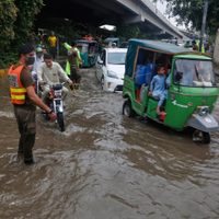 Más de 150 personas siguen desaparecidas tras devastadoras inundaciones en noroeste de Pakistán