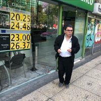 El peso hila tres días en caída libre: se vendió en 24.46 por dólar