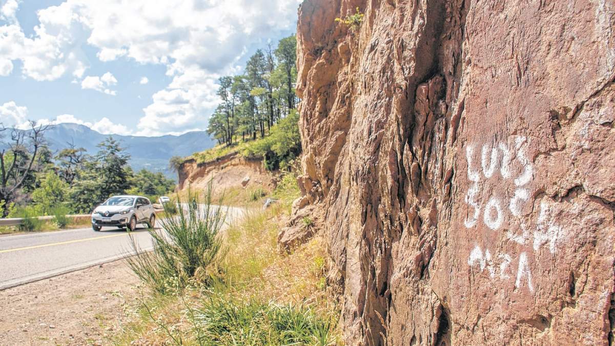 Las pintadas opacan la belleza del lugar. Fuente: (Twitter)