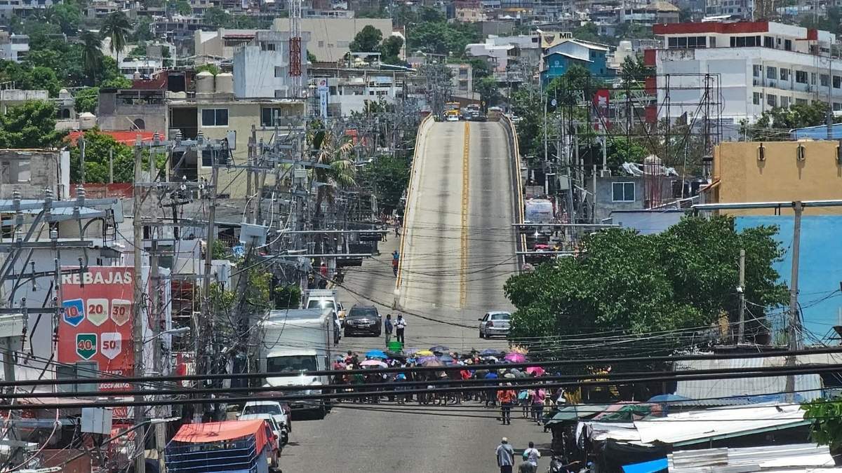 Un grupo de comerciantes realizaron un bloqueo tras un operativo en el mercado central de Acapulco en el que se detuvieron a personas por presuntamente realizar cobro de piso