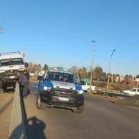Incidente en Ruta 7: una conductor se "encandiló" y terminó contra el muro de contención del puente