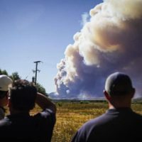 Dispusieron la evacuación obligatoria de los habitantes de Chiquilihuin por la cercanía de los incendios