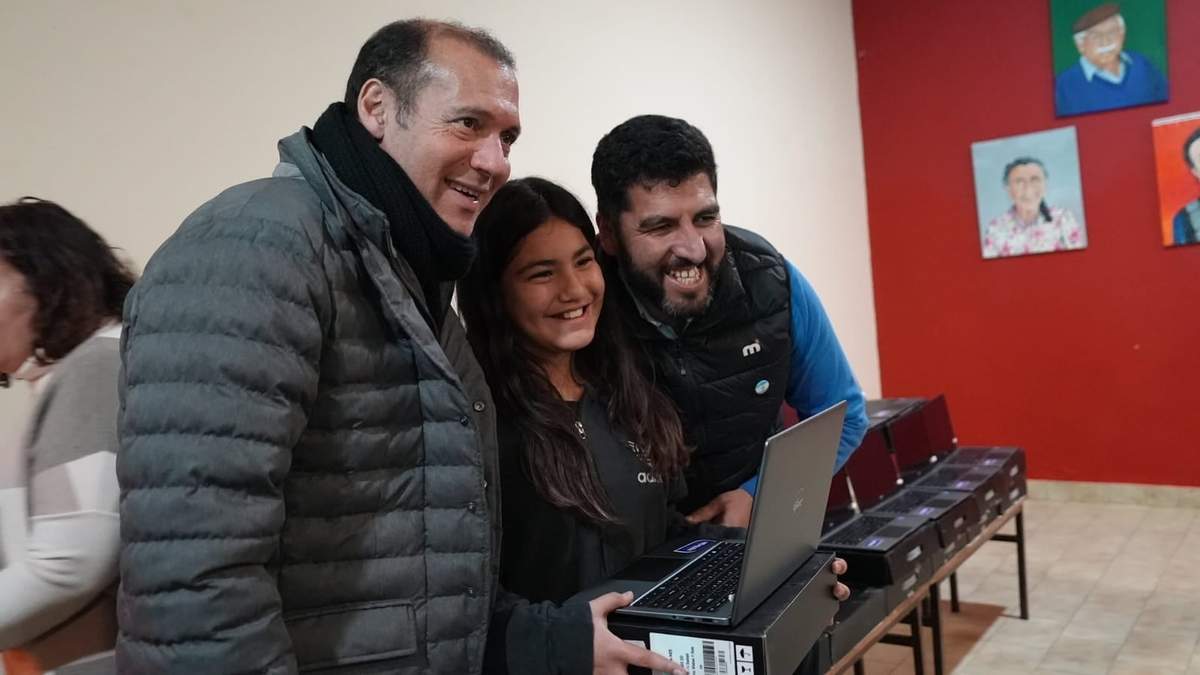 Omar Gutiérrez en la entrega de notebooks en Varvarco. Fuente: (Twitter)