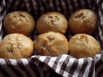 Prepará la receta de Knishes de papas y cebollas: hacelos como la bobe, con masa casera y todo su sabor